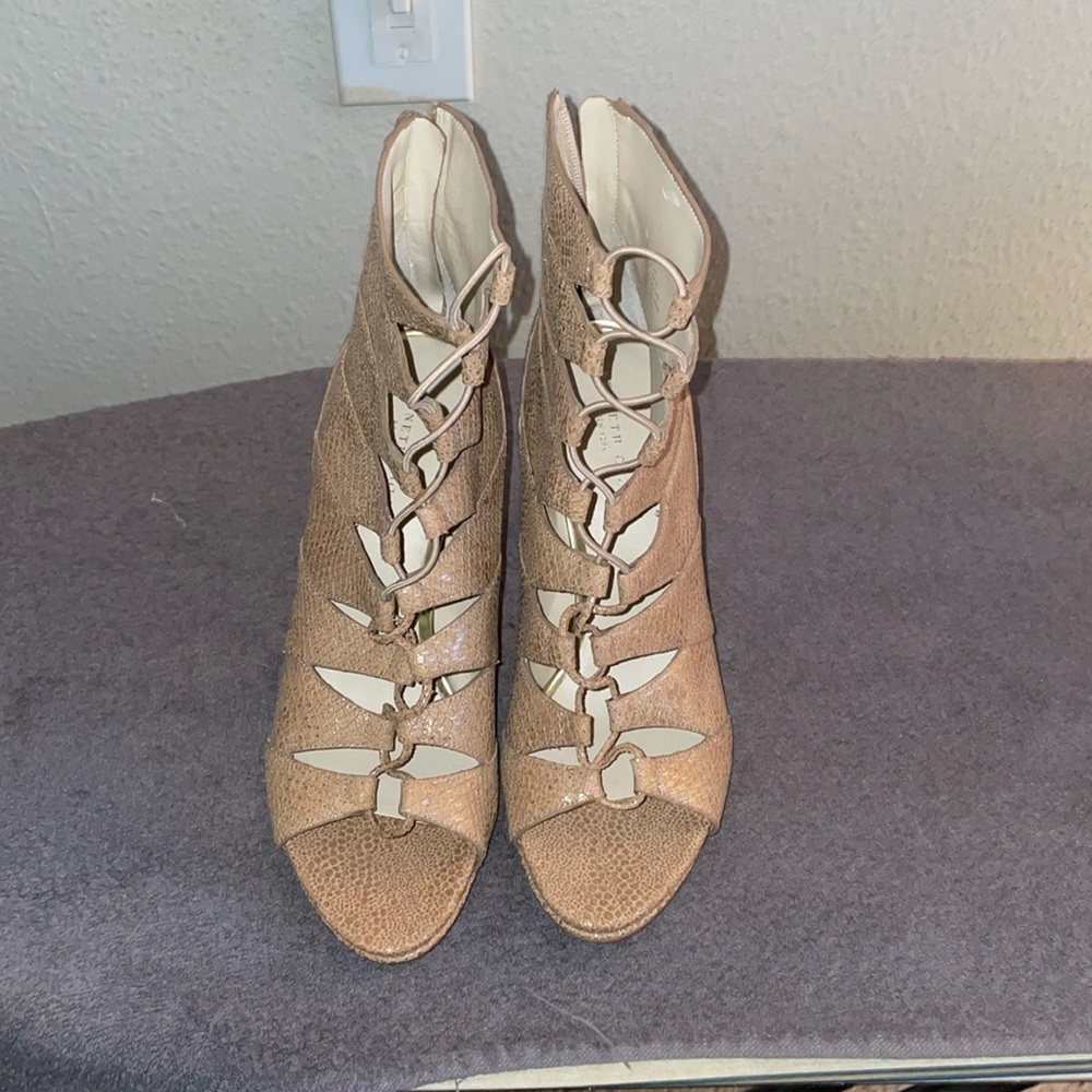 Neutral color, high heel zip in the back size 9 Kenneth Cole